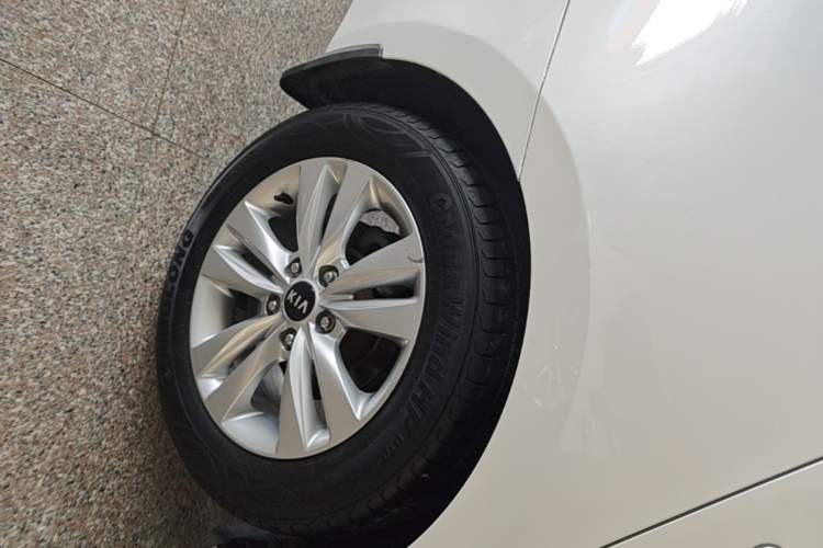 Used Kia K4 2014 1.8L Automatic GLS Right Rear Wheel Hub
