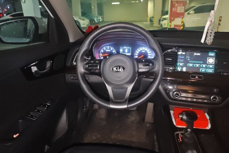 Used Kia K4 2014 1.8L Automatic GLS Steering Wheel
