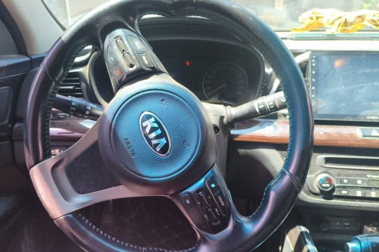 Used Kia K4 2014 1.8L Automatic DLX Steering Wheel