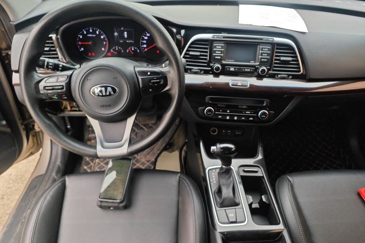 Used Kia K4 2014 1.8L Automatic GLS Center Console