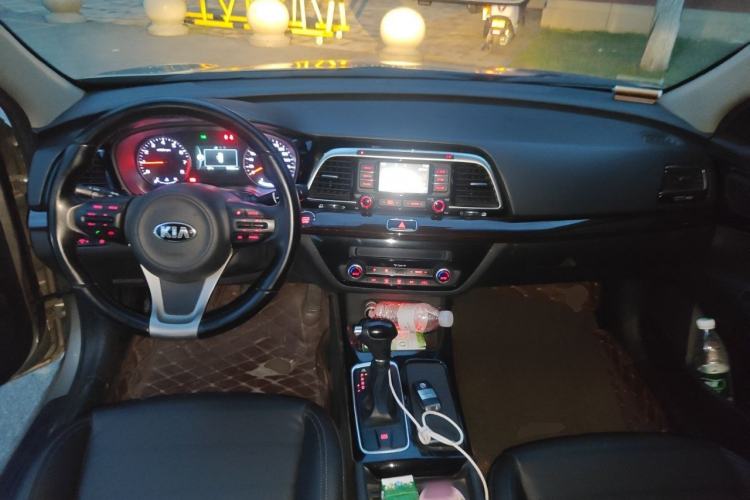 Used Kia K4 2014 1.8L Automatic DLX Center Console