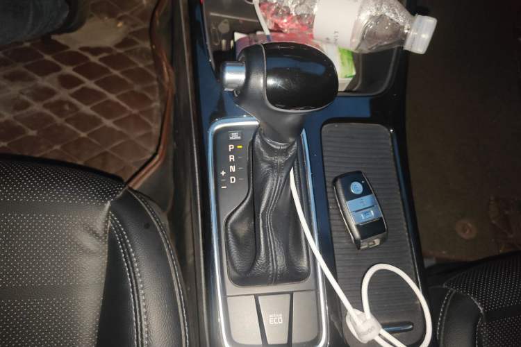 Used Kia K4 2014 1.8L Automatic DLX Gear Lever
