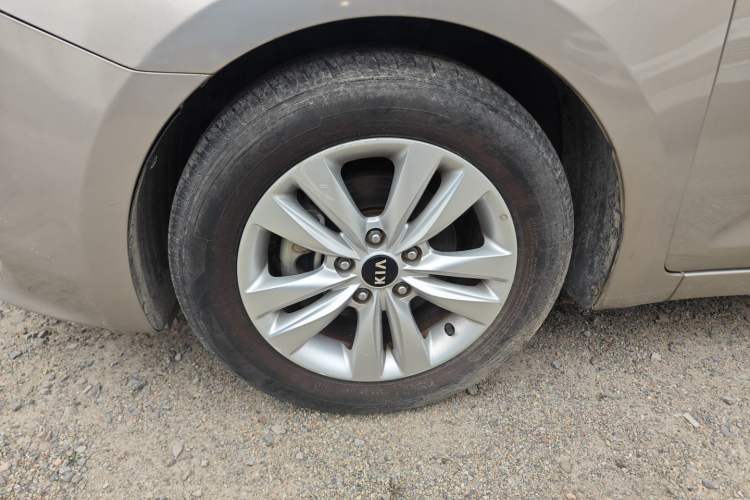 Used Kia K4 2014 1.8L Automatic GLS Left Front Wheel Hub