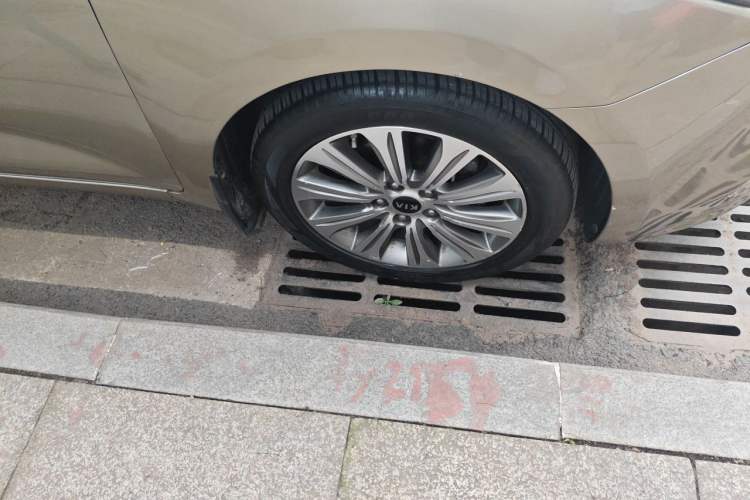 Used Kia K4 2014 1.8L Automatic DLX Right Front Wheel Hub