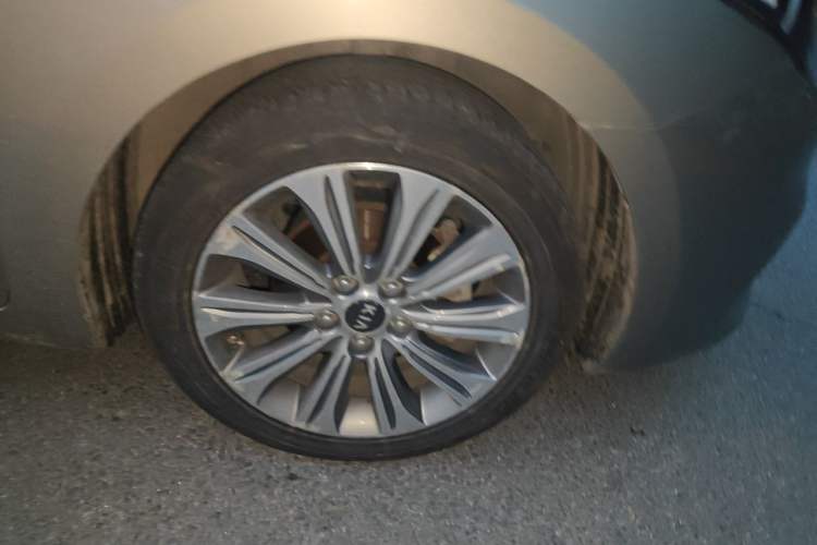 Used Kia K4 2014 1.8L Automatic DLX Right Front Wheel Hub