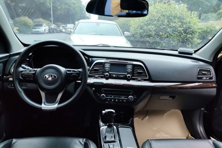 Used Kia K4 2015 1.8L Automatic GLS Special Center Console