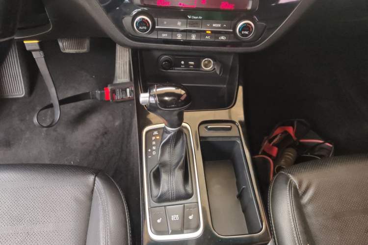 Used Kia K4 2015 1.8L Automatic DLX Special Gear Lever