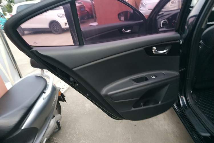 Used Kia K4 2015 1.8L Automatic GLS Special Interior 8