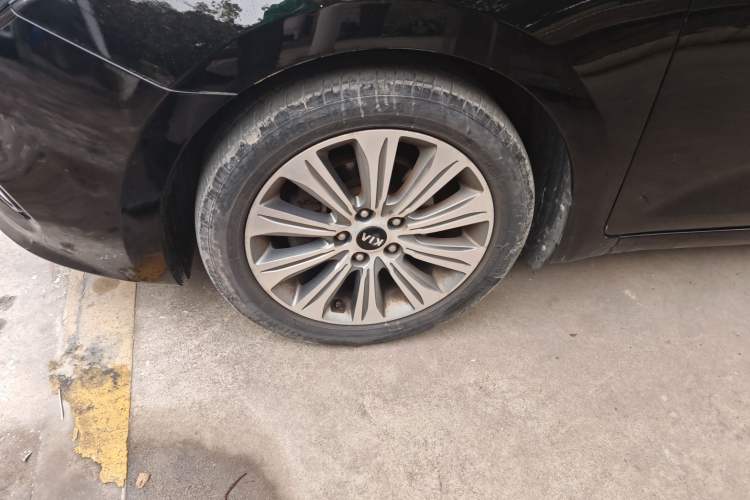 Used Kia K4 2015 1.8L Automatic DLX Special Left Front Wheel Hub