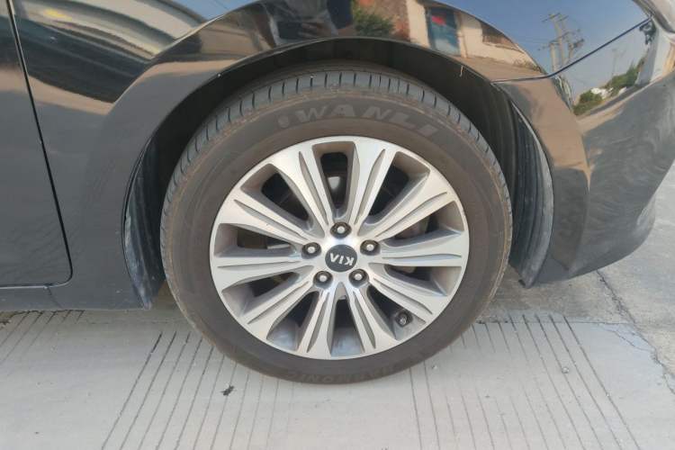 Used Kia K4 2015 1.8L Automatic GLS Special Right Front Wheel Hub