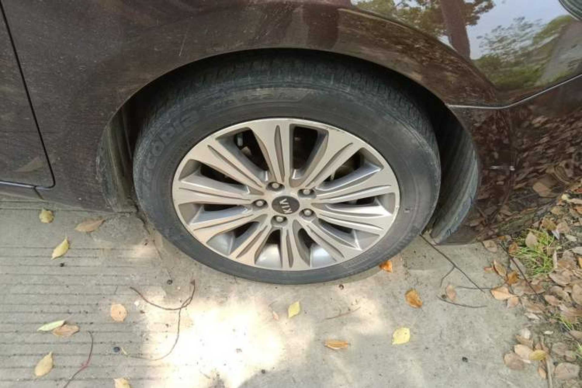 Used Kia K4 2015 1.8L Automatic GLS Special Right Front Wheel Hub