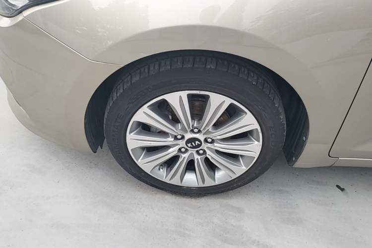 Used Kia K4 2015 1.8L Automatic GLS Special Left Front Wheel Hub