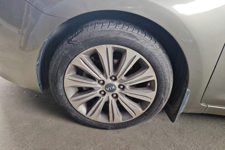 Used Kia K4 2015 1.8L Automatic GLS Special Left Front Wheel Hub