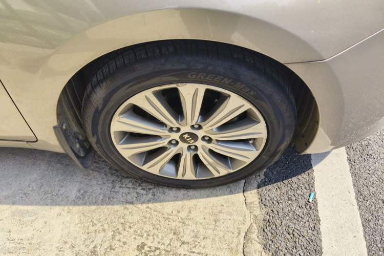 Used Kia K4 2015 1.8L Automatic GLS Special Right Front Wheel Hub