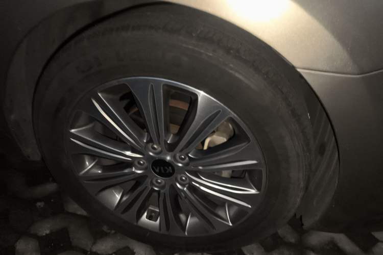 Used Kia K4 2015 1.8L Automatic GLS Special Right Front Wheel Hub