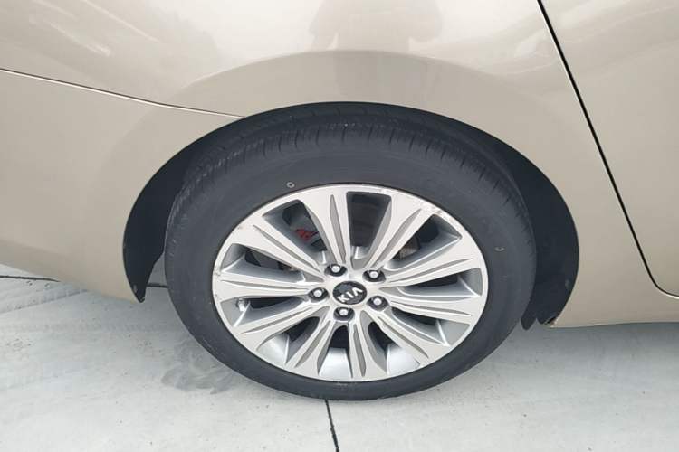 Used Kia K4 2015 1.8L Automatic GLS Special Right Rear Wheel Hub