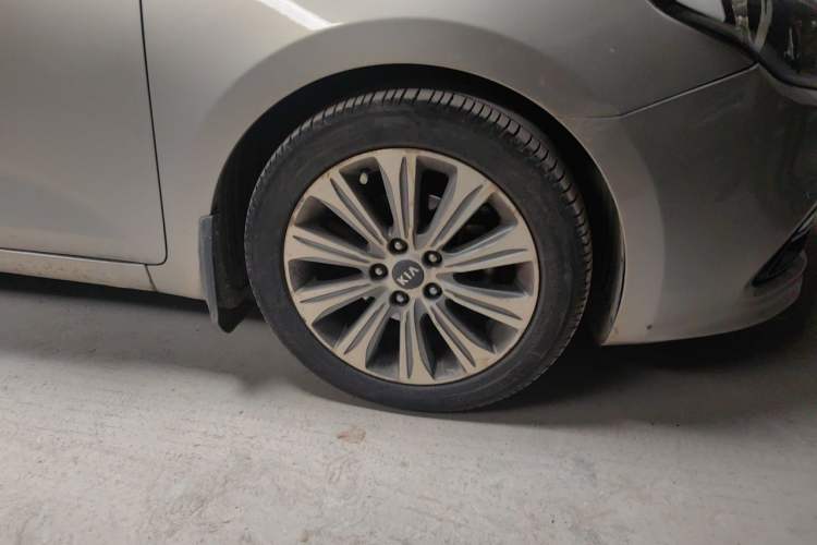 Used Kia K4 2015 1.8L Automatic GLS Special Right Front Wheel Hub