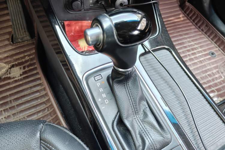Used Kia K4 2015 1.8L Automatic DLX Special Gear Lever