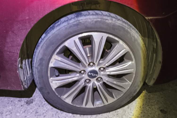 Used Kia K4 2015 1.8L Automatic GLS Special Right Front Wheel Hub