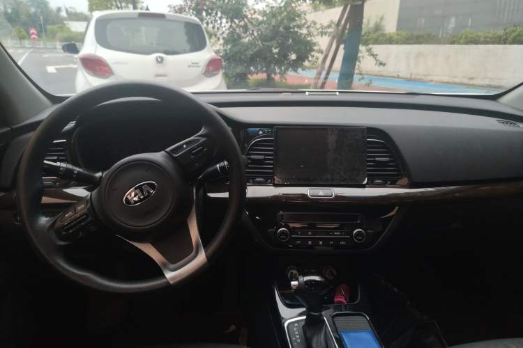 Used Kia K4 2015 1.8L Automatic GLS Special Center Console