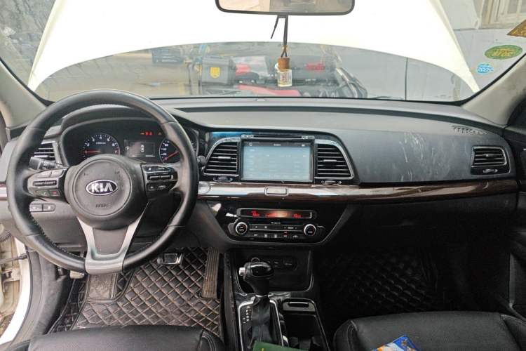 Used Kia K4 2015 1.8L Automatic DLX Special Center Console