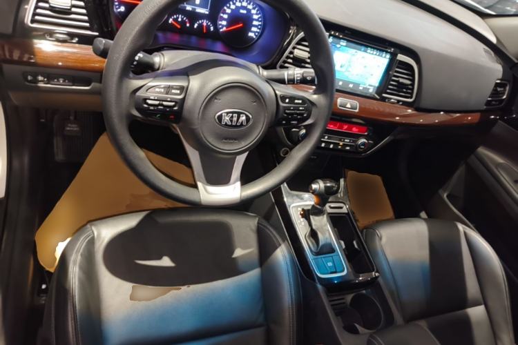 Used Kia K4 2015 1.8L Automatic GLS Special Center Console
