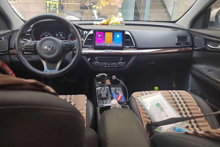 Used Kia K4 2015 1.8L Automatic GLS Special Center Console