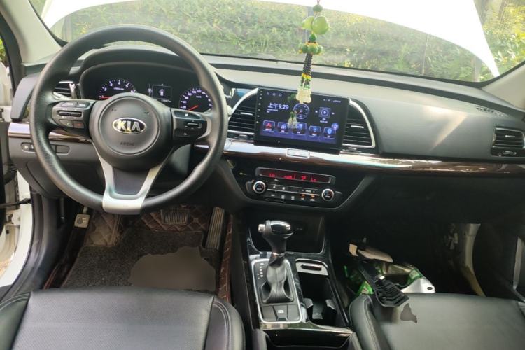 Used Kia K4 2015 1.8L Automatic GLS Special Center Console