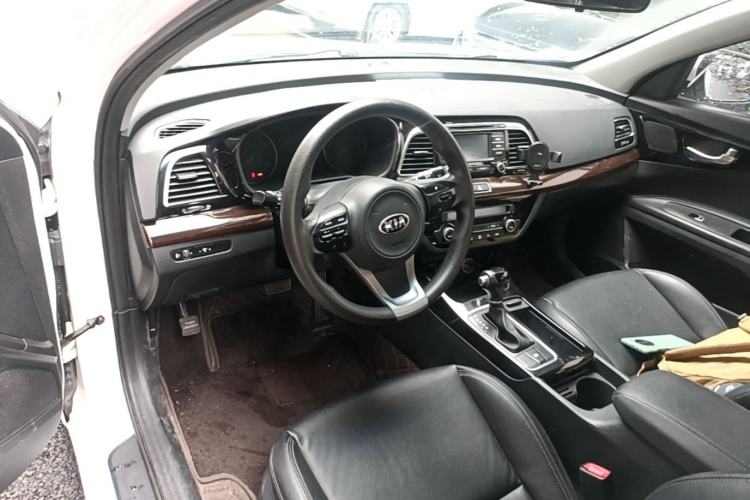 Used Kia K4 2015 1.8L Automatic GLS Special Center Console