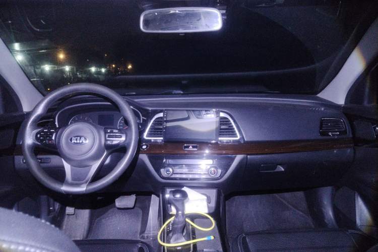 Used Kia K4 2015 1.8L Automatic GLS Special Center Console