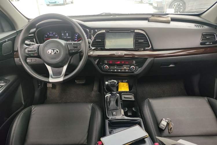 Used Kia K4 2015 1.8L Automatic GLS Special Center Console