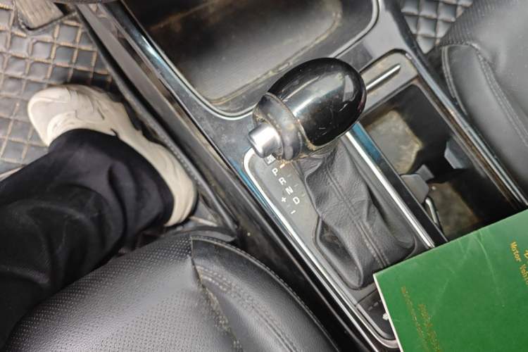 Used Kia K4 2015 1.8L Automatic DLX Special Gear Lever