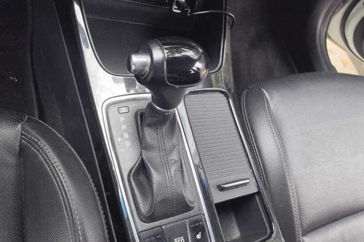 Used Kia K4 2015 1.8L Automatic DLX Special Gear Lever