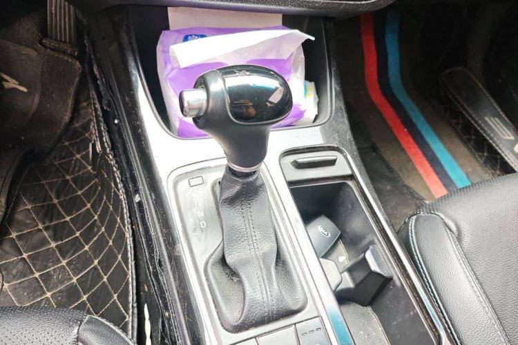 Used Kia K4 2015 1.8L Automatic DLX Special Gear Lever