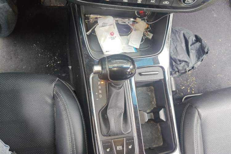 Used Kia K4 2015 1.8L Automatic DLX Special Gear Lever