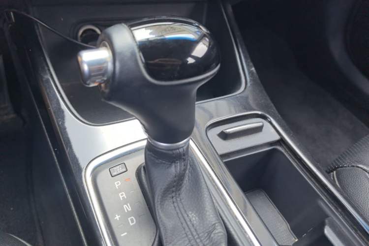 Used Kia K4 2015 1.8L Automatic DLX Special Gear Lever
