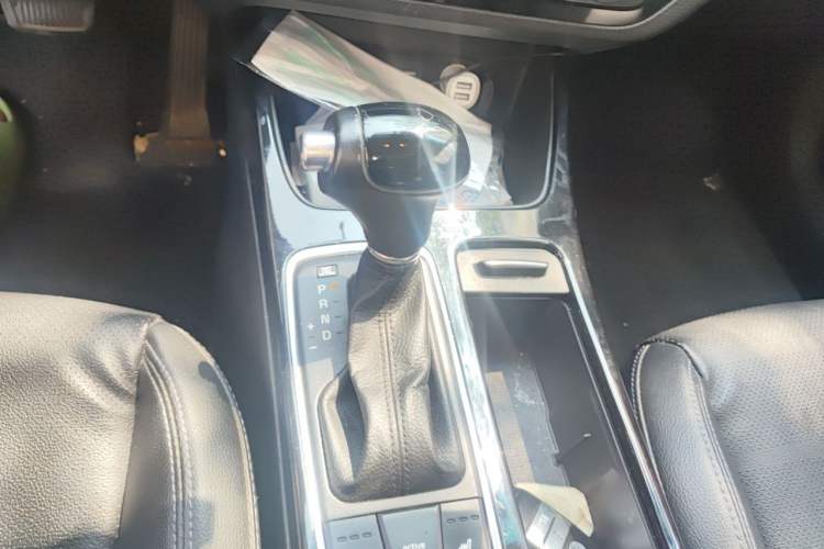 Used Kia K4 2015 1.8L Automatic DLX Special Gear Lever