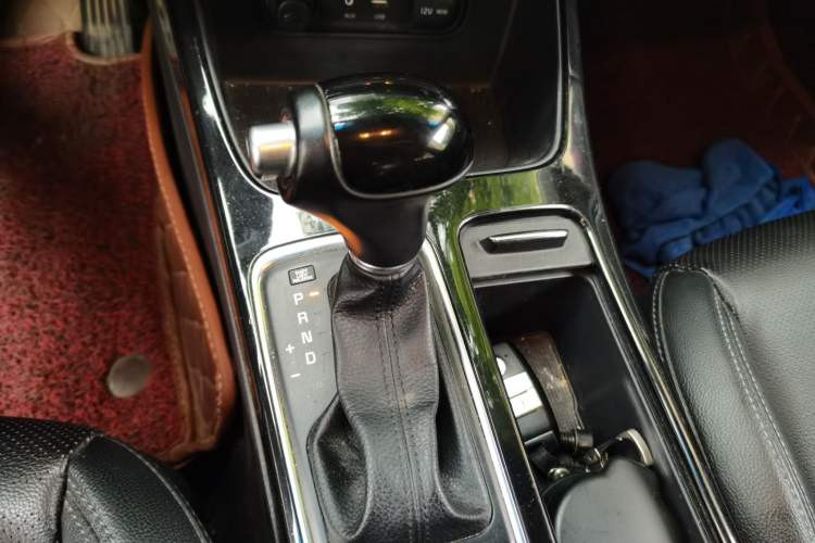 Used Kia K4 2015 1.8L Automatic DLX Special Gear Lever