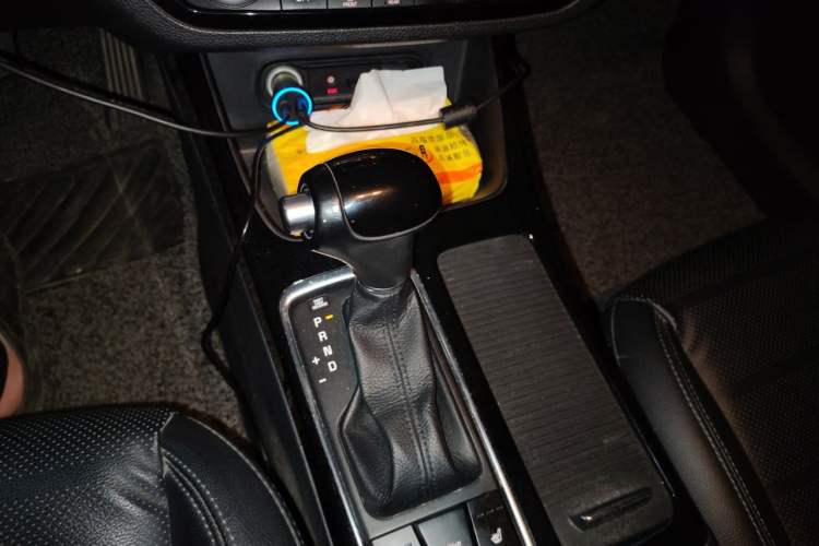 Used Kia K4 2015 1.8L Automatic DLX Special Gear Lever