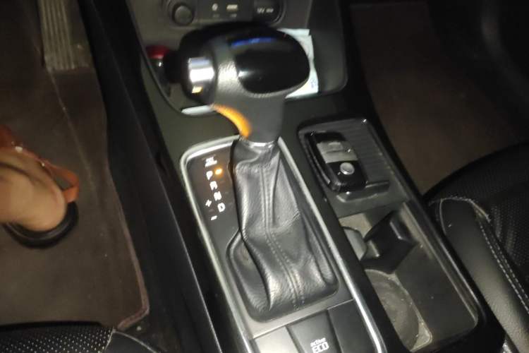 Used Kia K4 2015 1.8L Automatic GLS Special Gear Lever