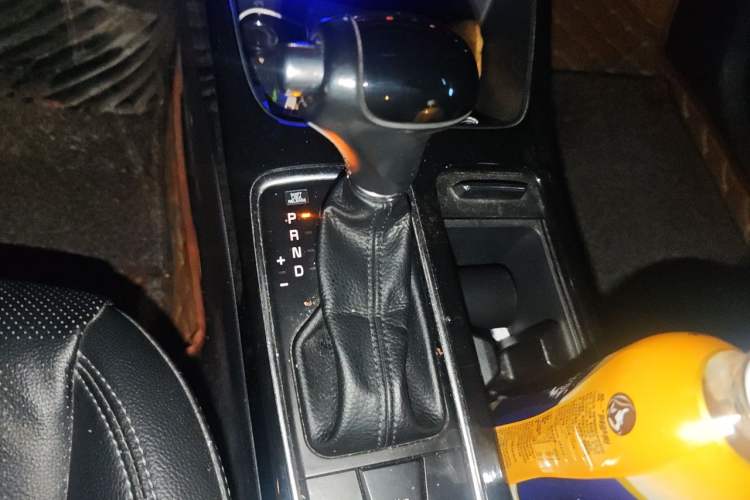 Used Kia K4 2015 1.8L Automatic DLX Special Gear Lever