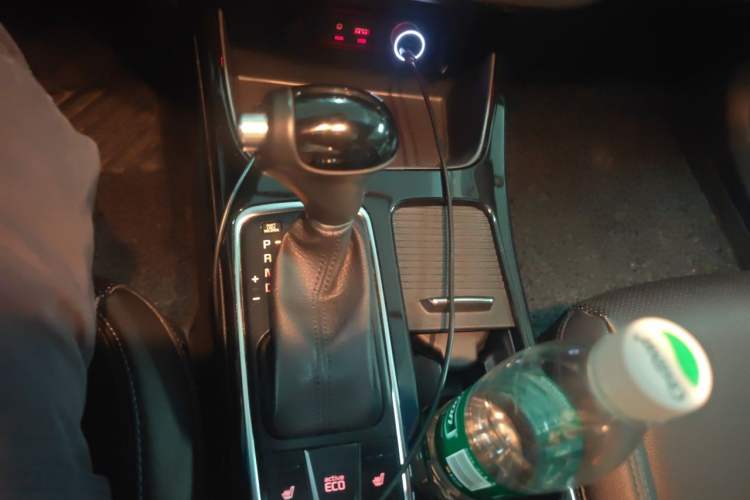 Used Kia K4 2015 1.8L Automatic DLX Special Gear Lever