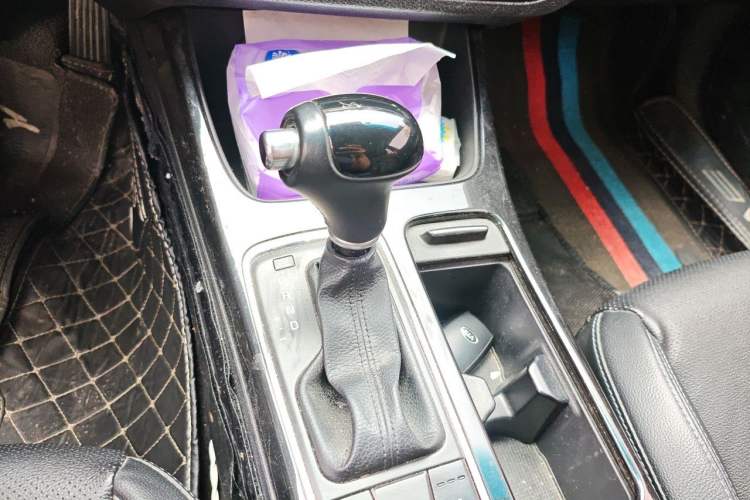 Used Kia K4 2015 1.8L Automatic DLX Special Gear Lever