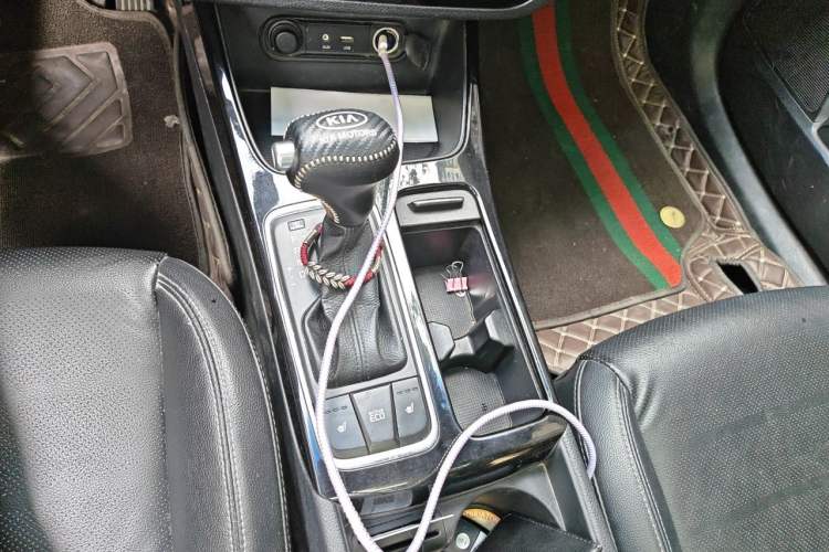 Used Kia K4 2015 1.8L Automatic DLX Special Gear Lever