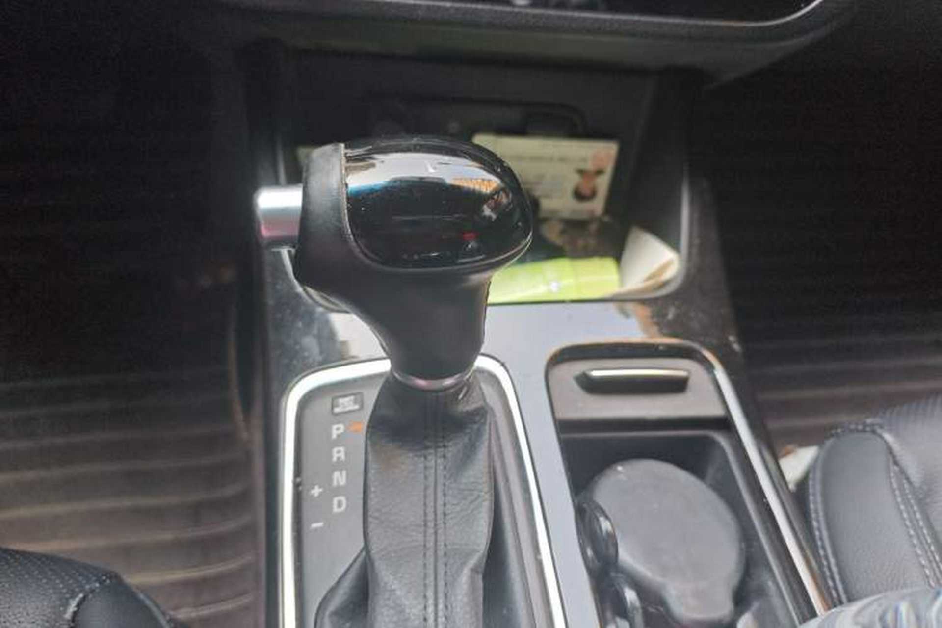 Used Kia K4 2015 1.8L Automatic DLX Special Gear Lever