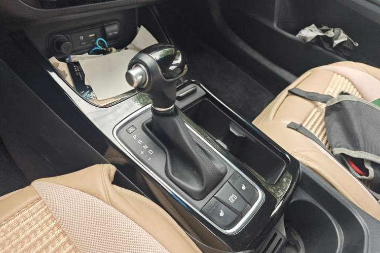 Used Kia K4 2015 1.8L Automatic DLX Special Gear Lever