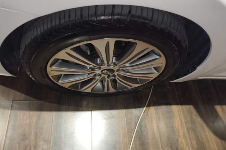 Used Kia K4 2015 1.8L Automatic GLS Special Left Front Wheel Hub
