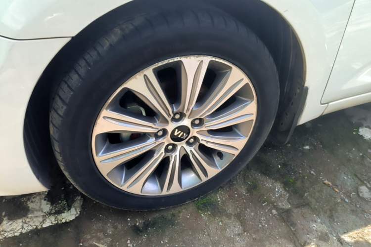 Used Kia K4 2015 1.8L Automatic GLS Special Left Front Wheel Hub