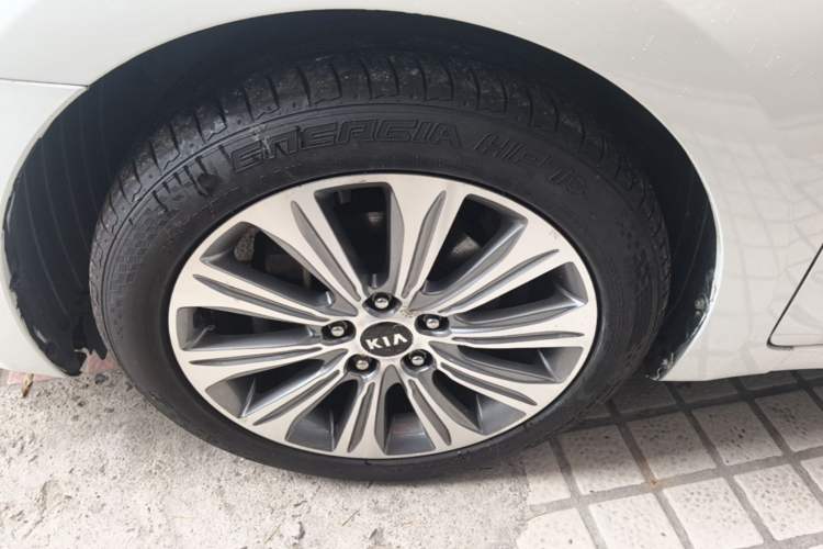 Used Kia K4 2015 1.8L Automatic GLS Special Left Front Wheel Hub