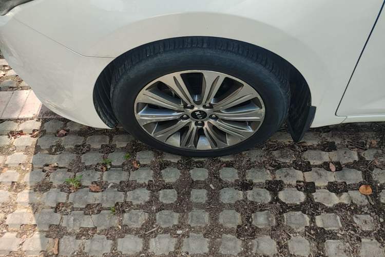 Used Kia K4 2015 1.8L Automatic GLS Special Left Front Wheel Hub